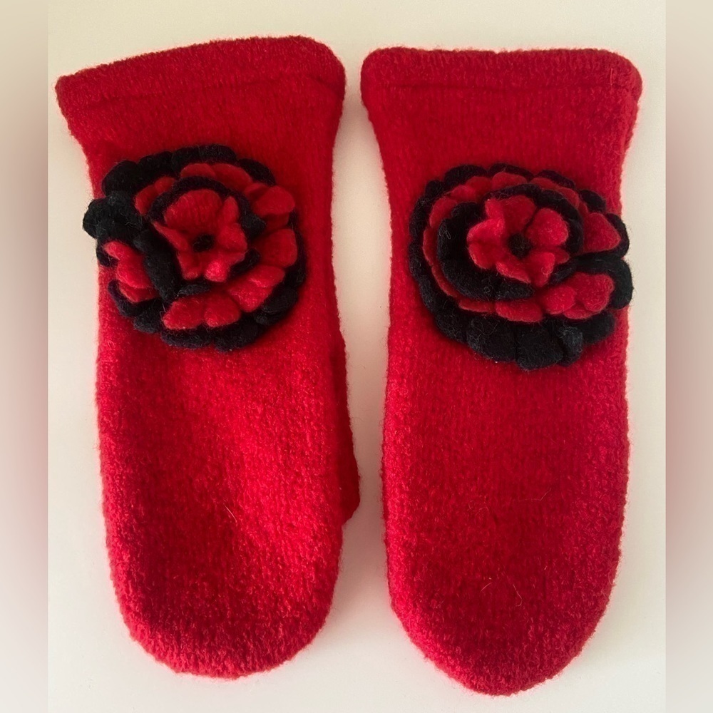 COPY - Simu Woman's Beautiful Red Floral Swedish 100% Wool Mittens‌‌